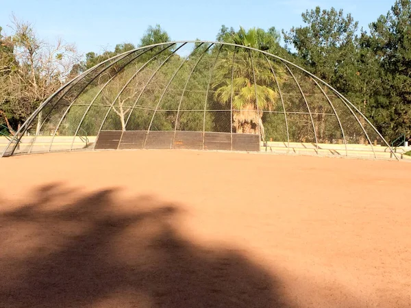 Бейсбольне поле на відкритому повітрі в парку ніхто в сонячний день — стокове фото