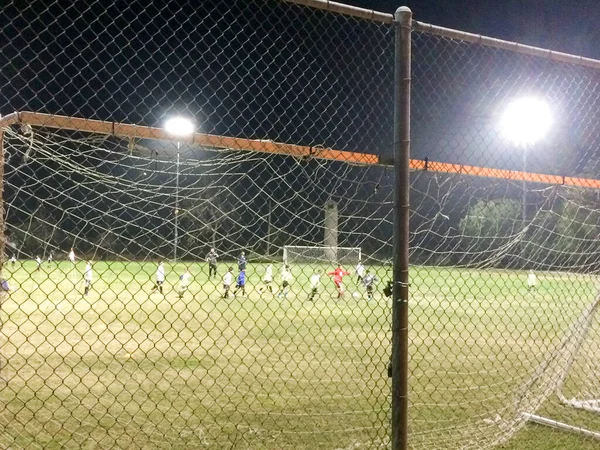 Noc gry w piłkę nożną na boisku do gry na świeżym powietrzu — Zdjęcie stockowe