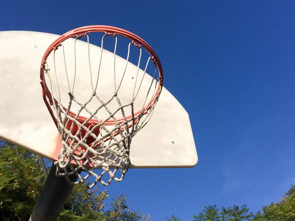 Arco de basquete com líquido ao ar livre — Fotografia de Stock