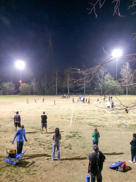 Jeu de baseball de nuit au terrain de jeu en plein air — Photo