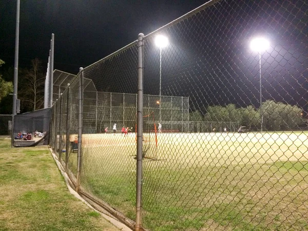 Gioco di baseball notturno al campo da gioco all'aperto — Foto Stock