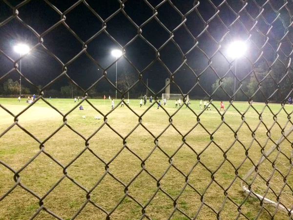 Noc gry w piłkę nożną na boisku do gry na świeżym powietrzu — Zdjęcie stockowe