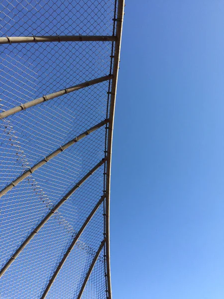 Cerca de elemento de design geométrico e céu azul — Fotografia de Stock