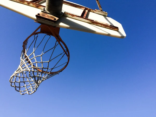 ネット屋外とバスケットボールのフープ — ストック写真