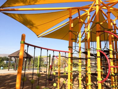 Oyun parkı ekipman gölgesi ve ipler