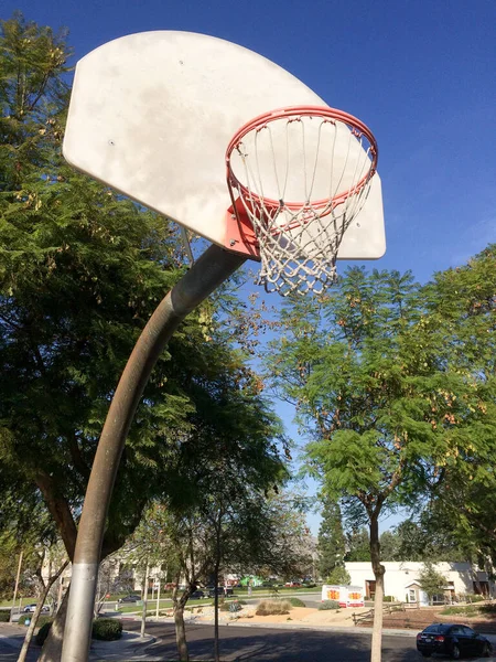 Basketkorg med nät utomhus — Stockfoto