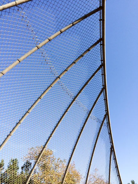 Geometrik tasarım ögesi çiti ve mavi gökyüzü — Stok fotoğraf