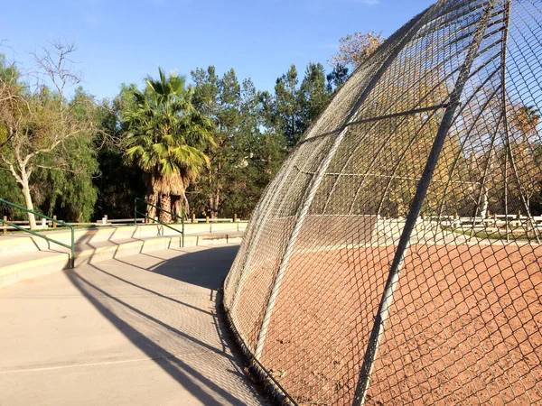 Terrain de baseball en plein air au parc personne le jour ensoleillé — Photo