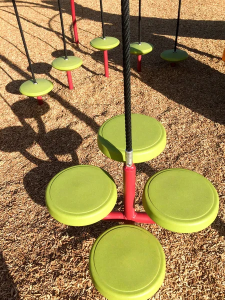 Nuove moderne attrezzature per parchi giochi in plastica verde alla scuola del parco — Foto Stock