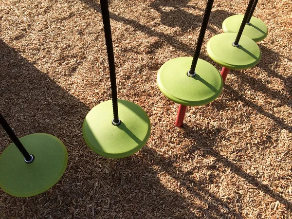 Equipamento de parque infantil sombra e cordas — Fotografia de Stock