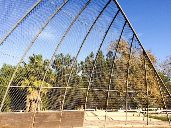 Бейсбольное поле на открытом воздухе в парке нет людей в солнечный день — стоковое фото
