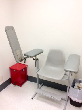 Klinikte koltuk altlığı olan kan testi koltuğu.
