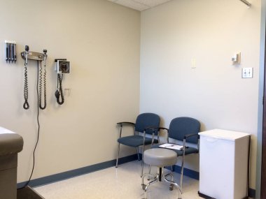 Hastanedeki muayene odası klinikten doktorluk yapıyor.