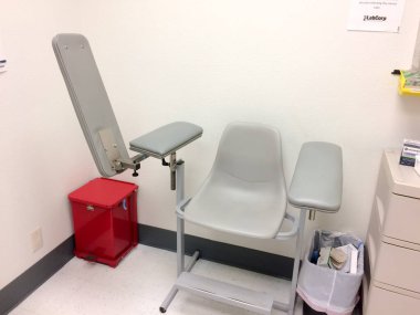 Klinikte koltuk altlığı olan kan testi koltuğu.