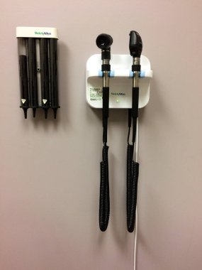 Kulak inceleme cihazı ve hafif ekipman doktor odası.