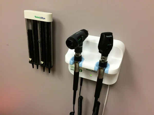 Fül-vizsgáló orvostechnikai eszköz és fényjelző berendezés orvosi szoba — Stock Fotó