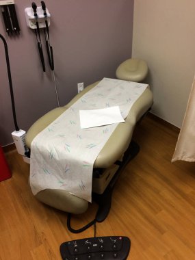 Doktor ofisindeki muayene masası yatağında kimse yok.