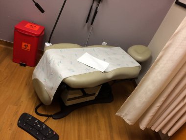 Doktor ofisindeki muayene masası yatağında kimse yok.