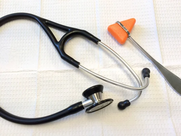 Stetoskop gummi reflex hammare på vit bricka — Stockfoto