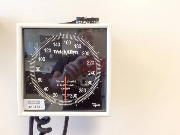 Ιατρικό εξοπλισμό αρτηριακής πίεσης γραφείο ιατρών — Φωτογραφία Αρχείου
