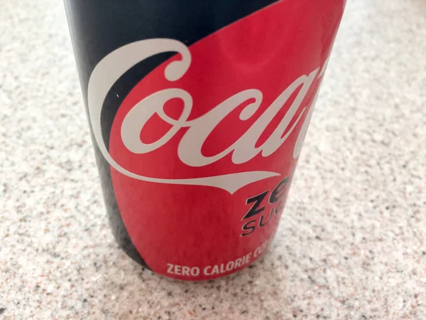 Coca cola coque zero lata preta vermelha no balcão branco — Fotografia de Stock