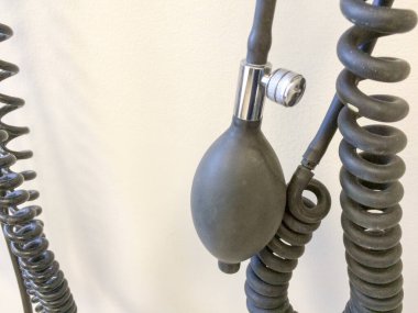 Plastik hortum tıbbi cihazları beyaz üzerine