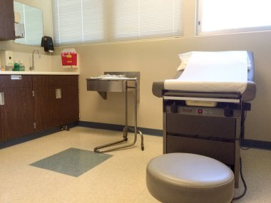 Hastanedeki muayene odası klinikten doktorluk yapıyor.