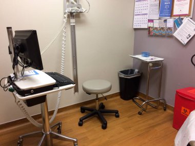 Doktor ofisindeki muayene masası yatağında kimse yok.