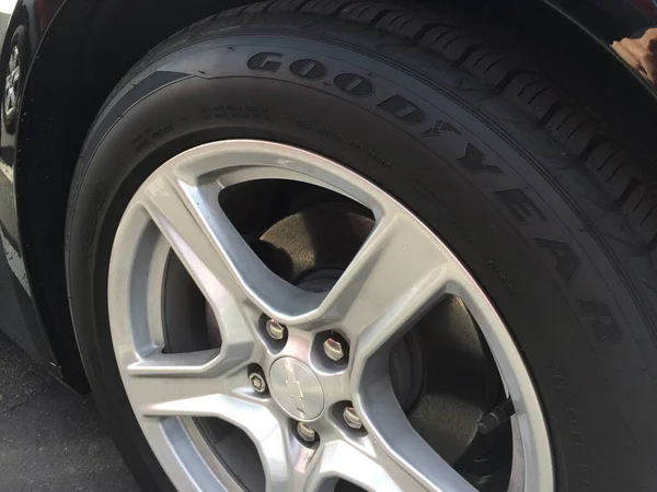 Черная резина Автошина и колесо из алюминиевого сплава — стоковое фото
