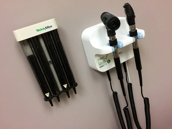 Fül-vizsgáló orvostechnikai eszköz és fényjelző berendezés orvosi szoba — Stock Fotó