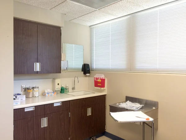 Medisch onderzoek kamer met kasten bij artsen kantoor kliniek — Stockfoto