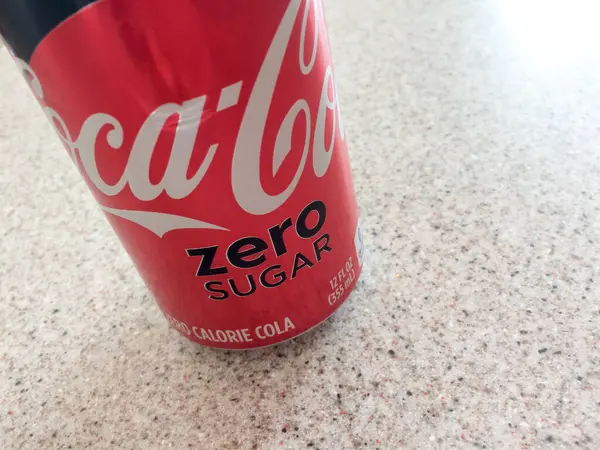 Coca cola coque zero lata preta vermelha no balcão branco — Fotografia de Stock