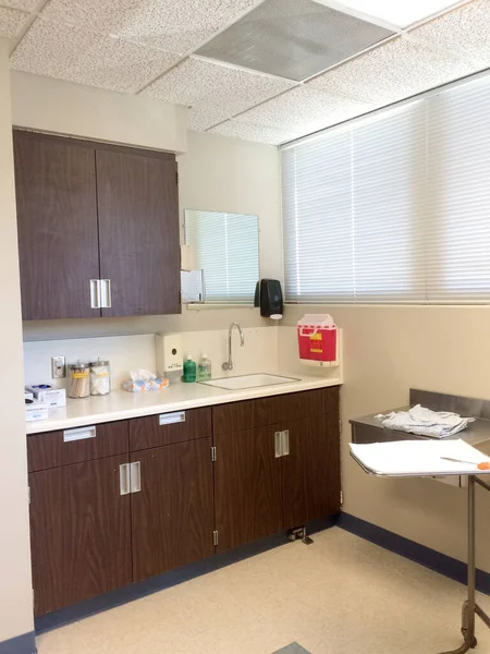Αίθουσα ιατρικών εξετάσεων με ερμάρια στην κλινική ιατρείου — Φωτογραφία Αρχείου