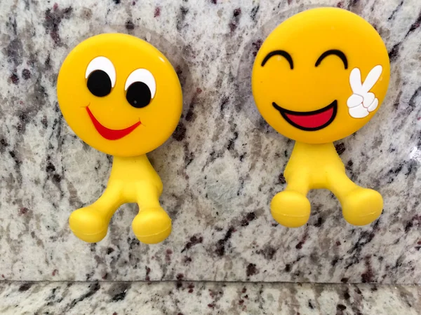 Boldog szórakozást sárga mosolygós emoji pár béke jel — Stock Fotó