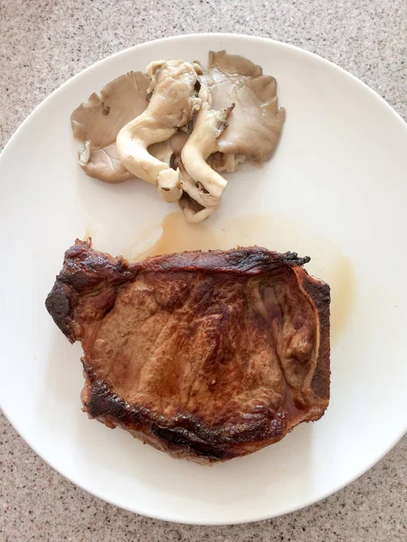 Bife de lombo de carne bife de Nova Iorque cortado com msuhroom — Fotografia de Stock