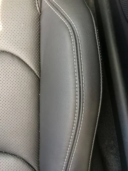 Czarny szary skórzane szyte siedzenia w nowym luksusowym samochodzie sportowym — Zdjęcie stockowe