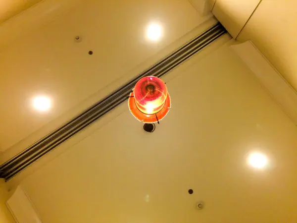 Overhead lågkonjunktur glas röd orange anpassade tak lampor — Stockfoto