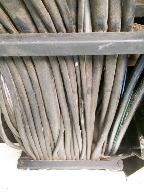 Düzenli, düzenli elektrik kabloları arka plan kavramı