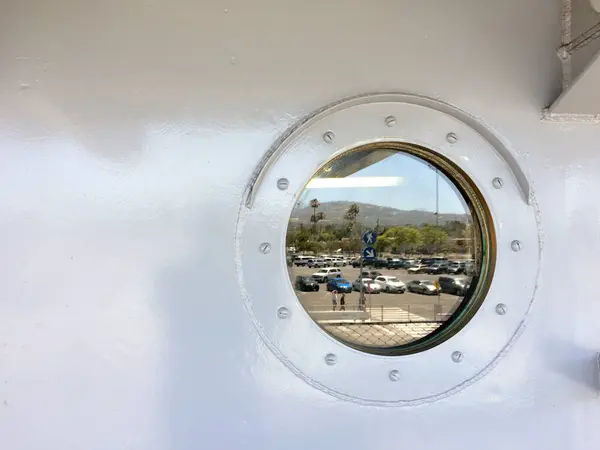Bullauge auf Metallschiff mit rundem Kreisglas — Stockfoto