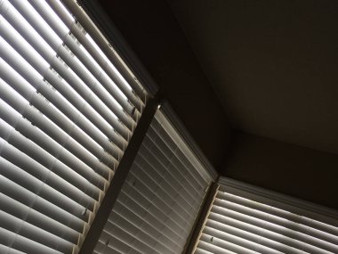 Yatay güneş ışığı desenli pencereyi kör eder