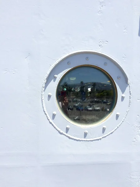 Bullauge auf Metallschiff mit rundem Kreisglas — Stockfoto