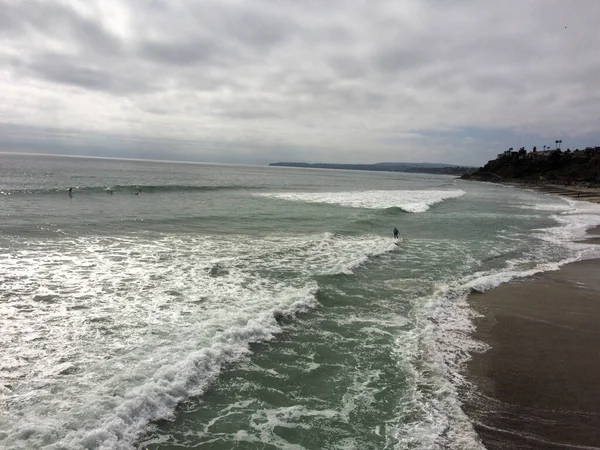 Vue sur l'océan depuis la jetée avec vagues — Photo