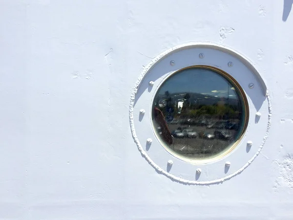 Bullauge auf Metallschiff mit rundem Kreisglas — Stockfoto