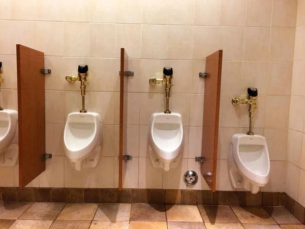 Urinal no banheiro público dos homens com encanamento de ouro de luxo — Fotografia de Stock