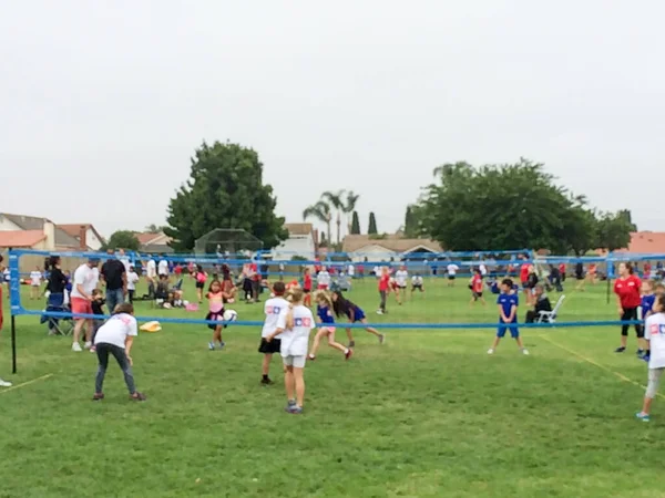 Camp de volleyball pour les jeunes au parc avec des enfants et des enfants faisant du sport sain — Photo