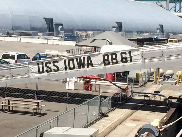 Pasarela para buque de la marina con signo USS Iowa BB61 —  Fotos de Stock