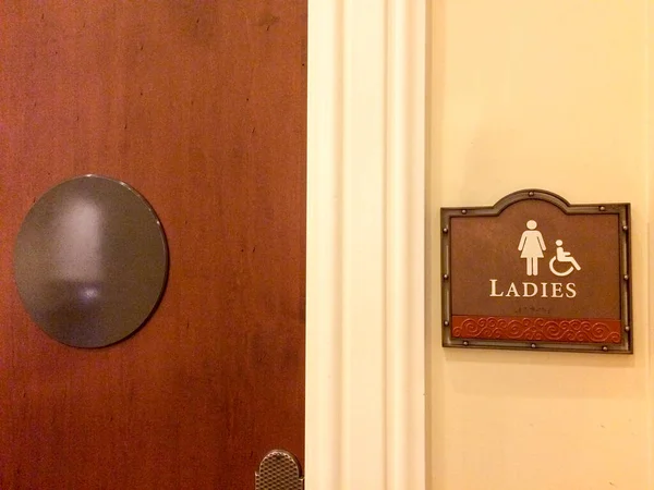 화장실에 있는 장애인 공중 화장실에 휠체어를 타는 여성 사인 — 스톡 사진