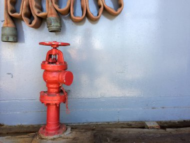 Yangın hortumu yangın söndürme ekipmanı.