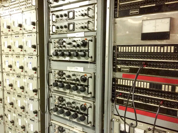 Electrónica comunicaciones cable equipo interruptores botones —  Fotos de Stock
