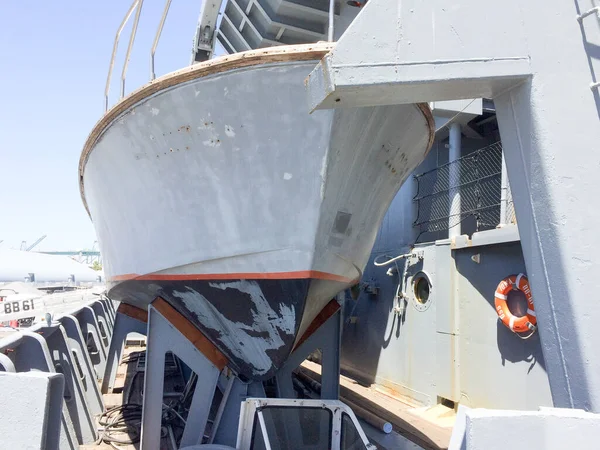 Rettungsboot startet auf großem Marineschiff — Stockfoto